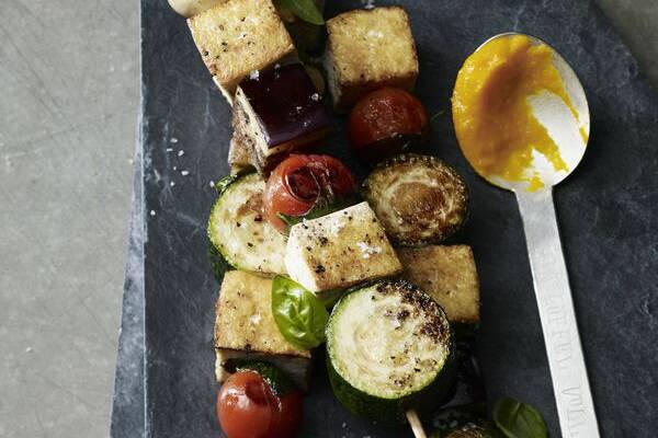 Tofu-Gemüse-Spieße mit Möhren-Ingwer-Dip Rezept | Küchengötter