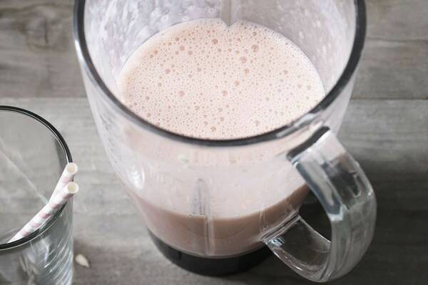 mãe sorridente e filho pequeno fazem smoothie de frutas saudável no  liquidificador na cozinha de casa. feliz mãe e filho preparam bebida  nutritiva ou suco. comer vitamina e vegetariano. ilustração vetorial.  13353259