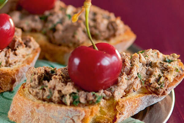 Leber-Crostini mit Pfefferkirschen Rezept | Küchengötter