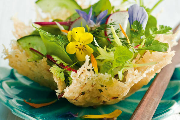 Frischer Salat im Parmesankörbchen Rezept | Küchengötter