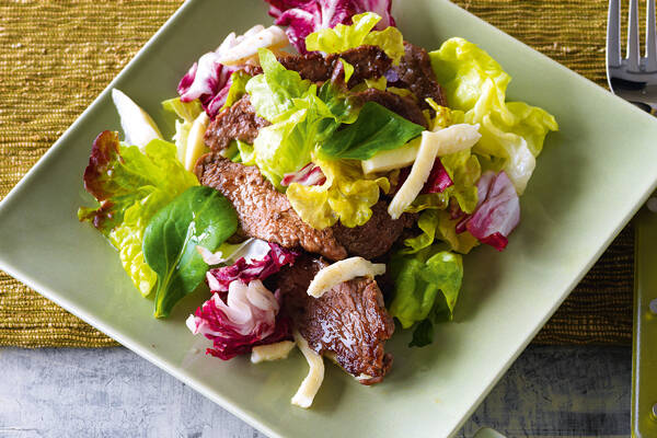 Blattsalat mit Rinderfilet und Mozzarella Rezept | Küchengötter