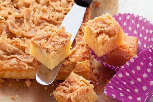 Schnelle Karamell-Mandel-Blondies Rezept | Küchengötter