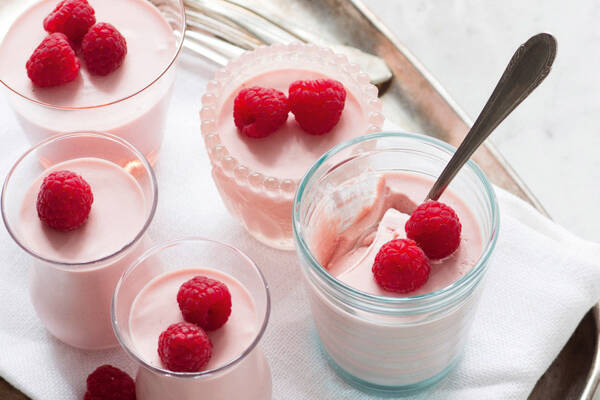 Bayrische Creme mit Himbeeren Rezept | Küchengötter