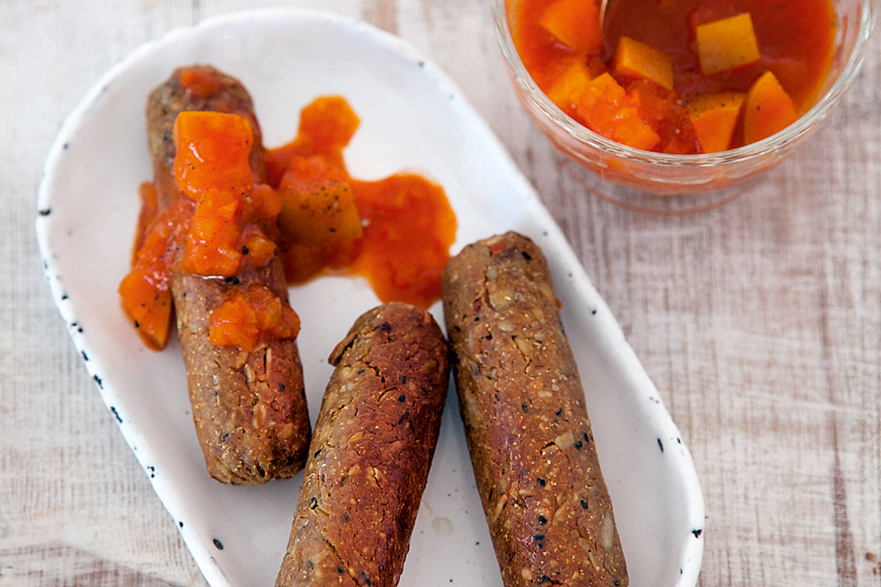 Vegane scharfe Tempehwürstchen mit Apfel-Curry-Ketchup Rezept ...