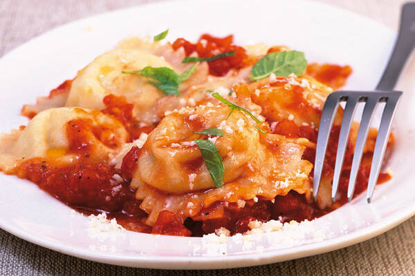 Ravioli mit Kartoffel-Käse-Füllung und Minztomaten Rezept | Küchengötter