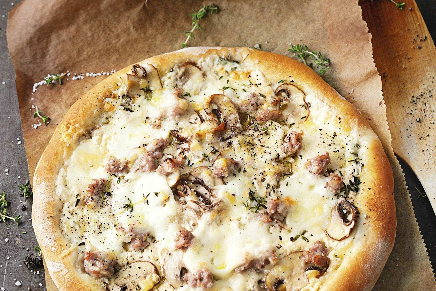 Pizza Bianca Mit Salsiccia Rezept Kuchengotter