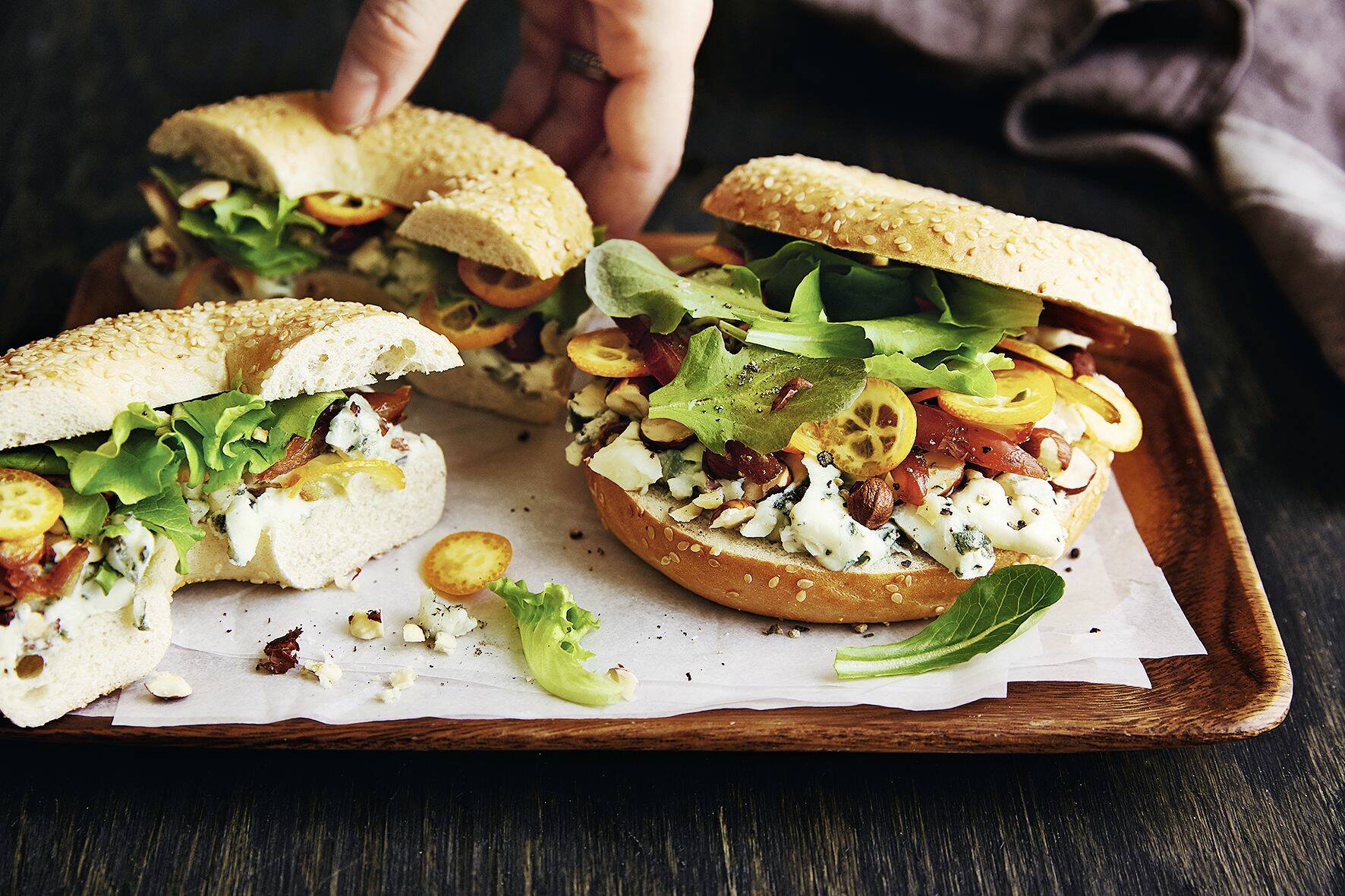 Bagels mit Roquefort und Kumquats Rezept | Küchengötter