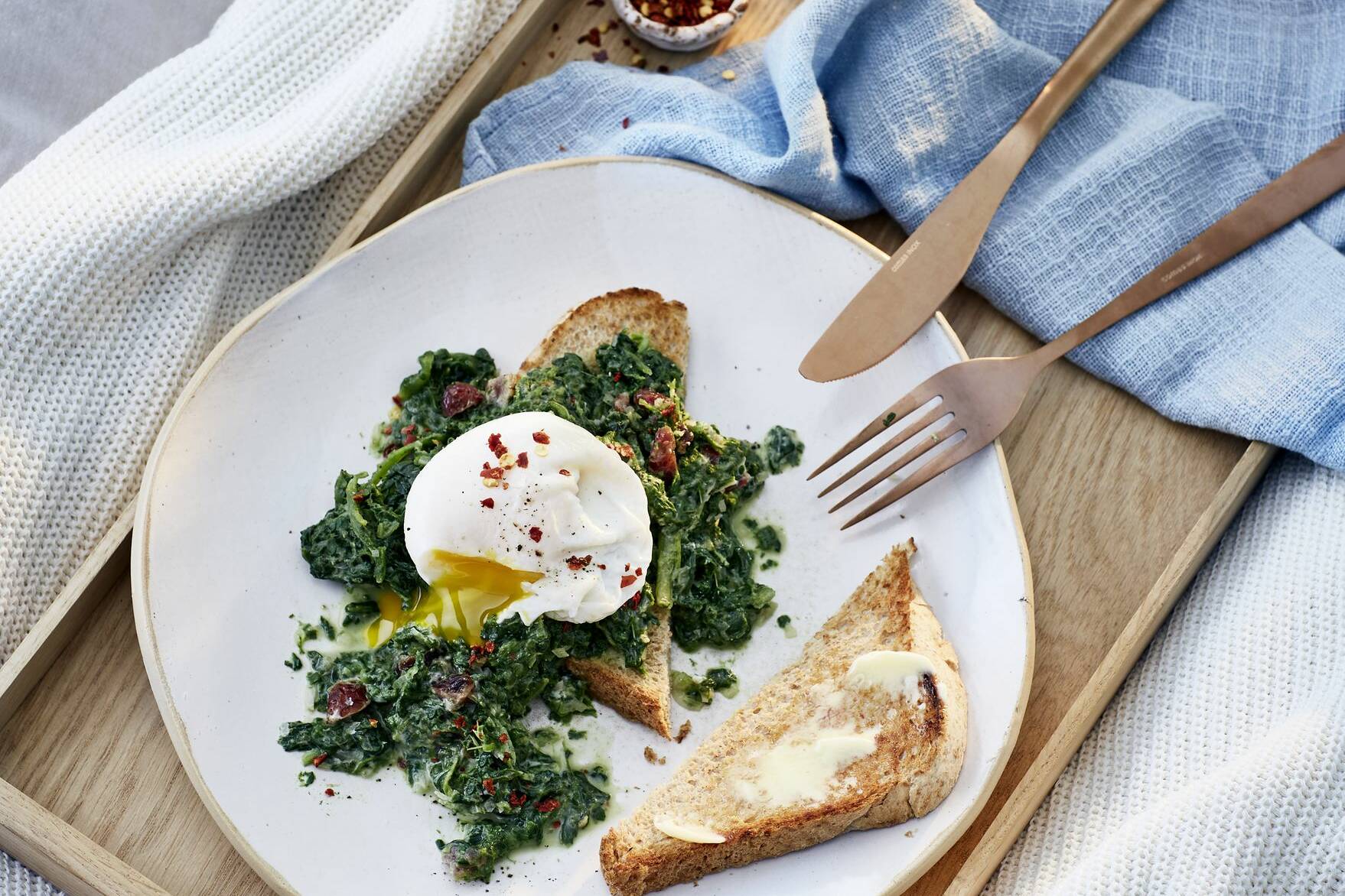 Spinat mit pochierten Eiern und Toast Rezept | Küchengötter