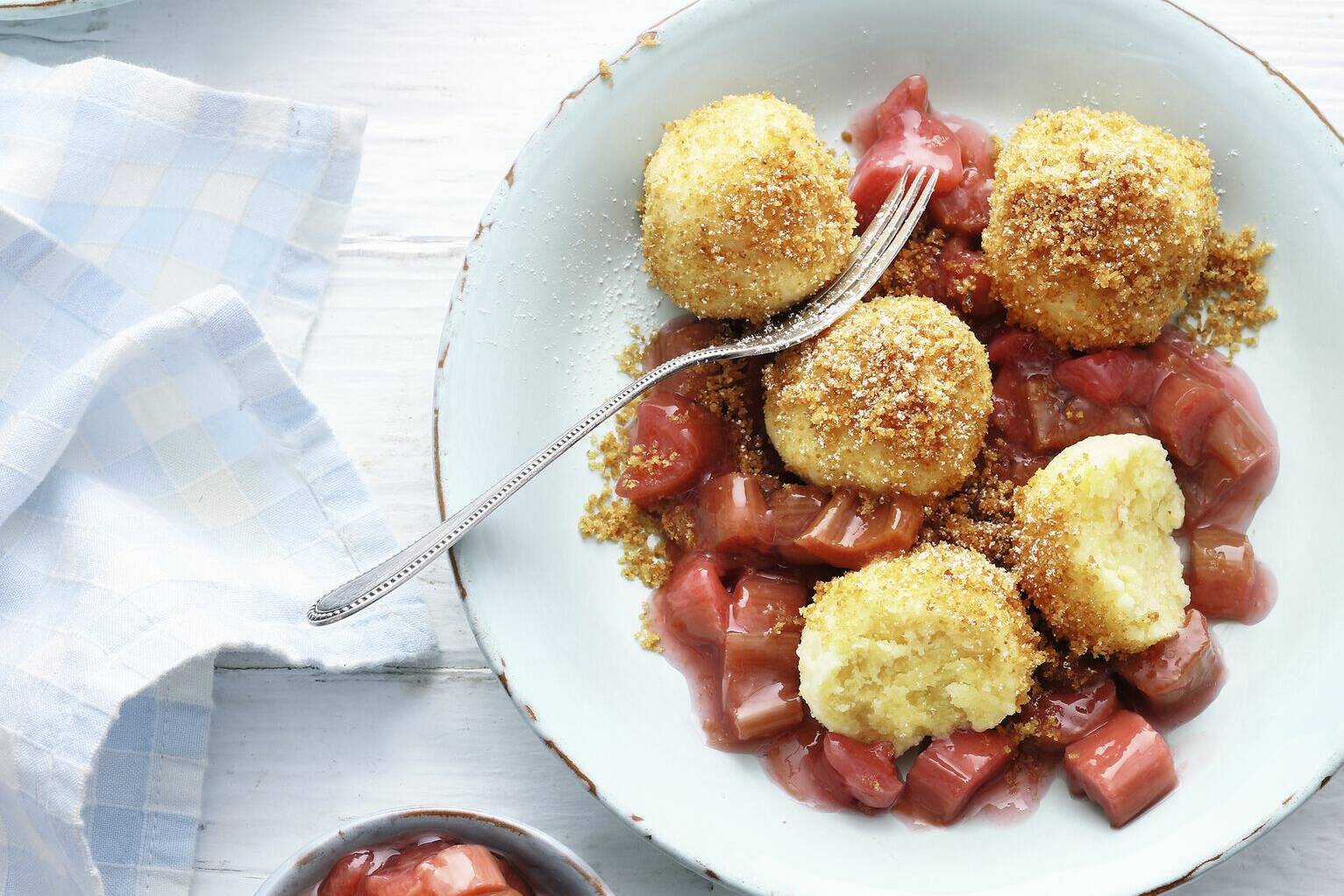 Topfenknödel mit Kompott und gerösteten Bröseln Rezept | Küchengötter