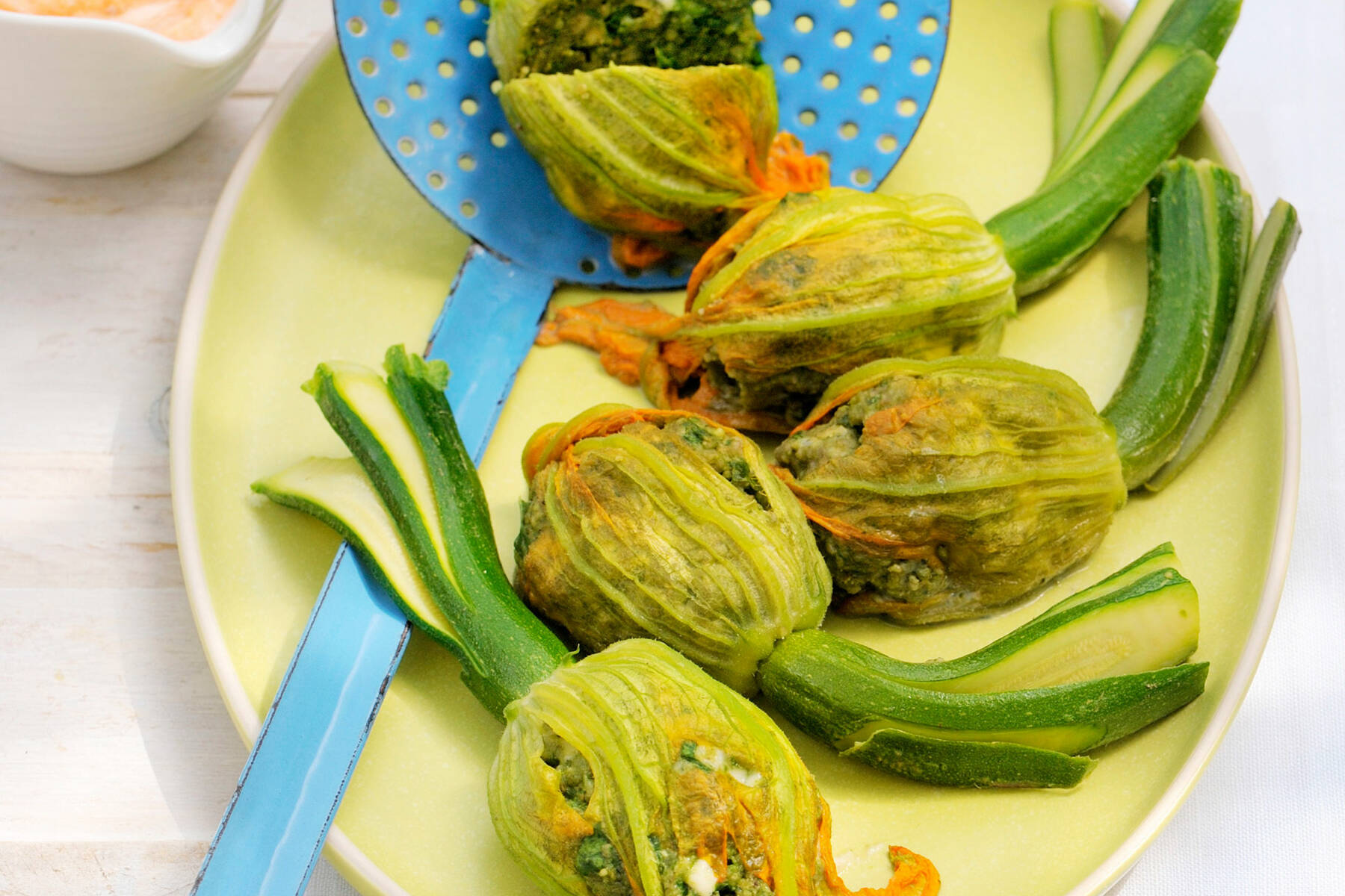 Zucchiniblüten mit Spinat-Nuss-Käsefüllung Rezept | Küchengötter