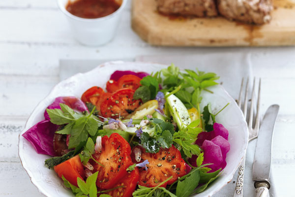 Schweinefilet mit Kräuter-Tomaten-Salat Rezept | Küchengötter