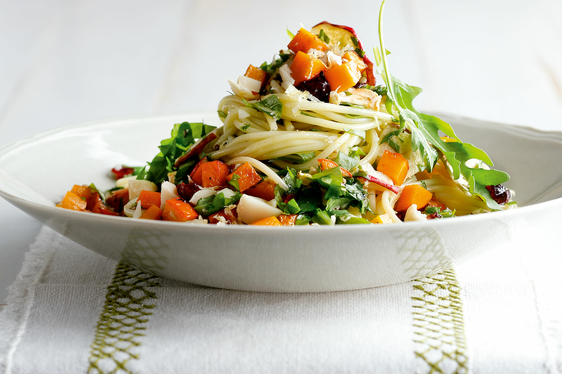 Vegane Kürbispasta mit Rucola-Cranberry-Pesto | Küchengötter