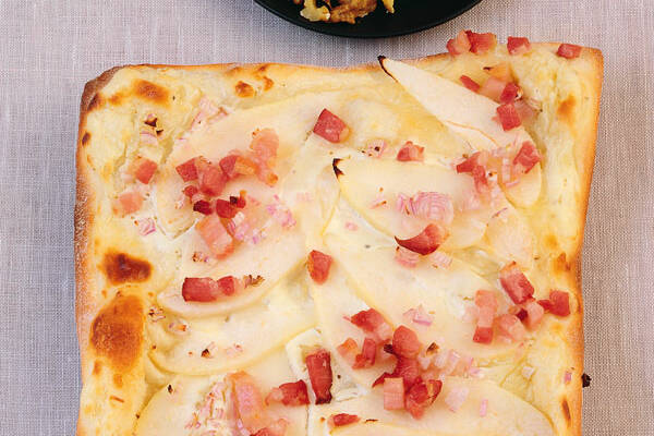 Schneller Flammkuchen mit Speck und Birnen Rezept | Küchengötter