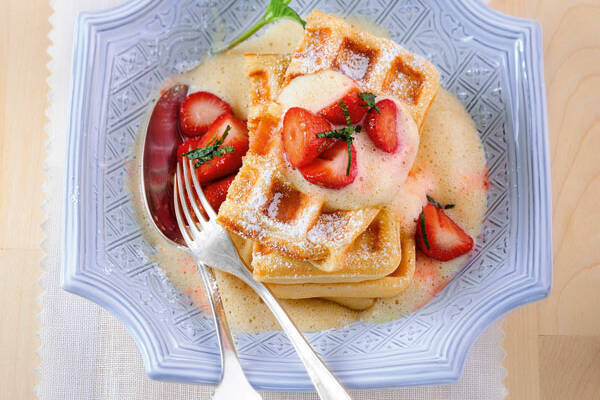 Nusswaffeln mit Erdbeeren und Weinschaumsauce Rezept | Küchengötter