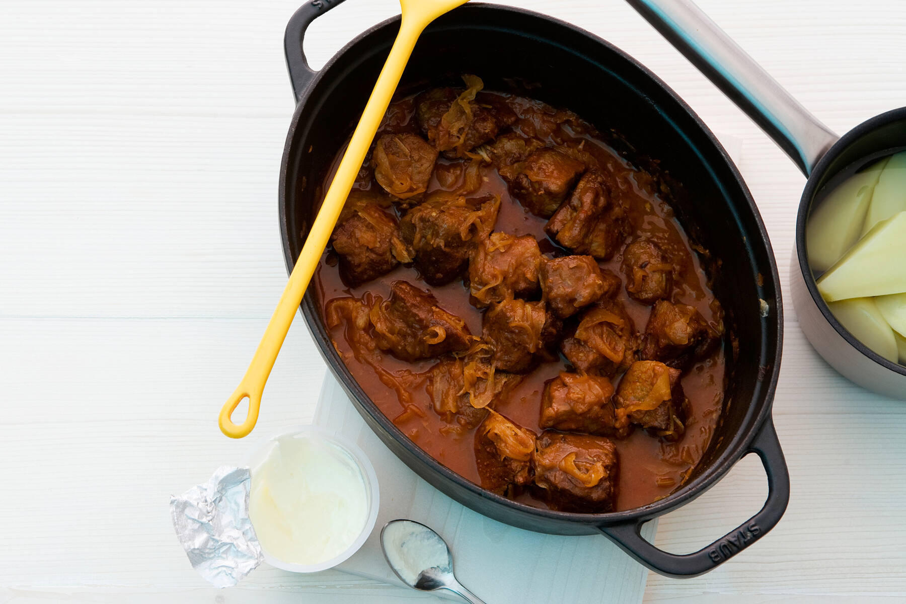 Szegediner Gulasch mit Salzkartoffeln und Schmand Rezept | Küchengötter