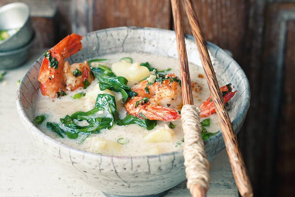 Spinat-Kokos-Suppe mit Garnelen Rezept | Küchengötter