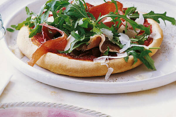 Pizza Mit Cremefine Serranoschinken Und Rucola