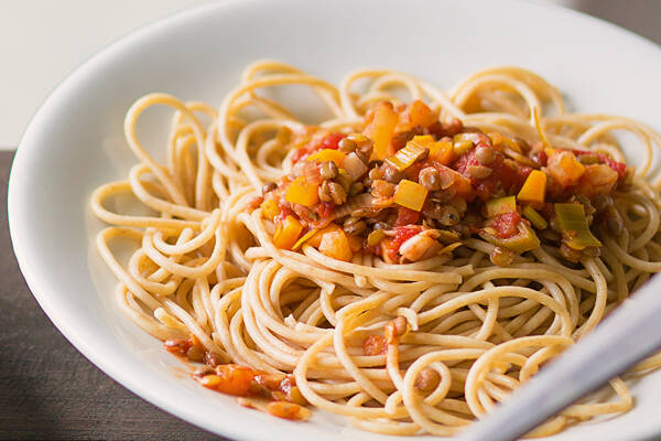 Vollkorn-Spaghetti mit Linsen-Bolognese Rezept | Küchengötter