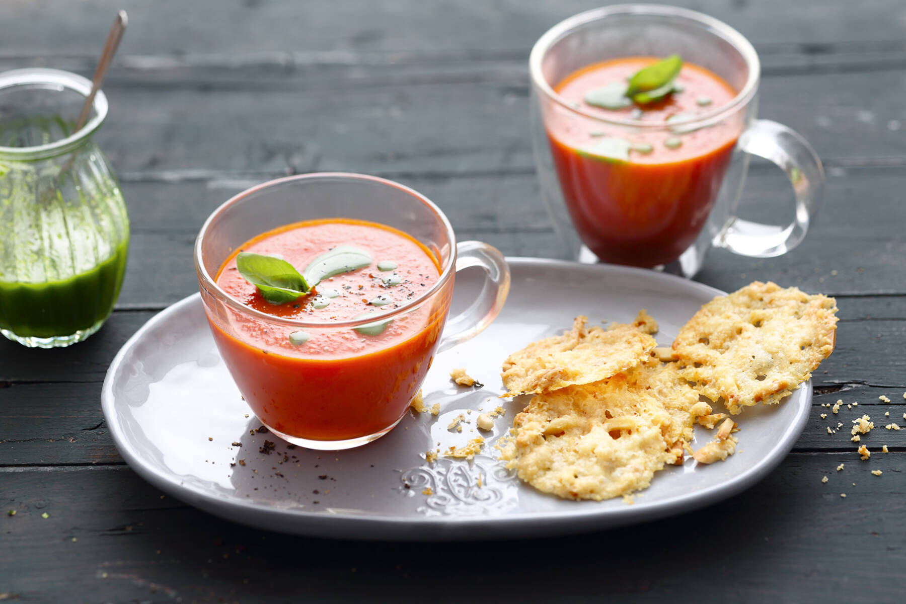 Tomatensuppe mit Parmesan-Chips Rezept | Küchengötter