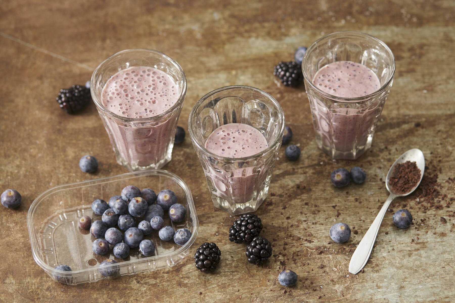 Beeren-Shake mit Kakaonibs Rezept | Küchengötter