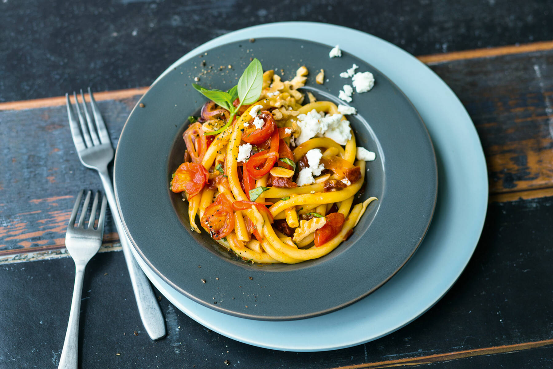 Paprika-Pasta mit Feta und Walnüssen Rezept | Küchengötter