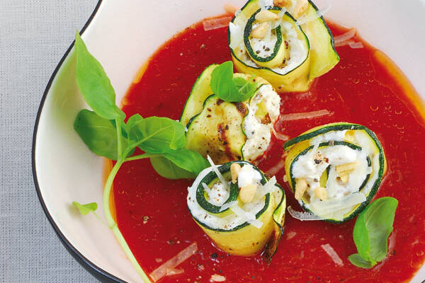 Zucchiniröllchen auf Tomatenspiegel Rezept | Küchengötter