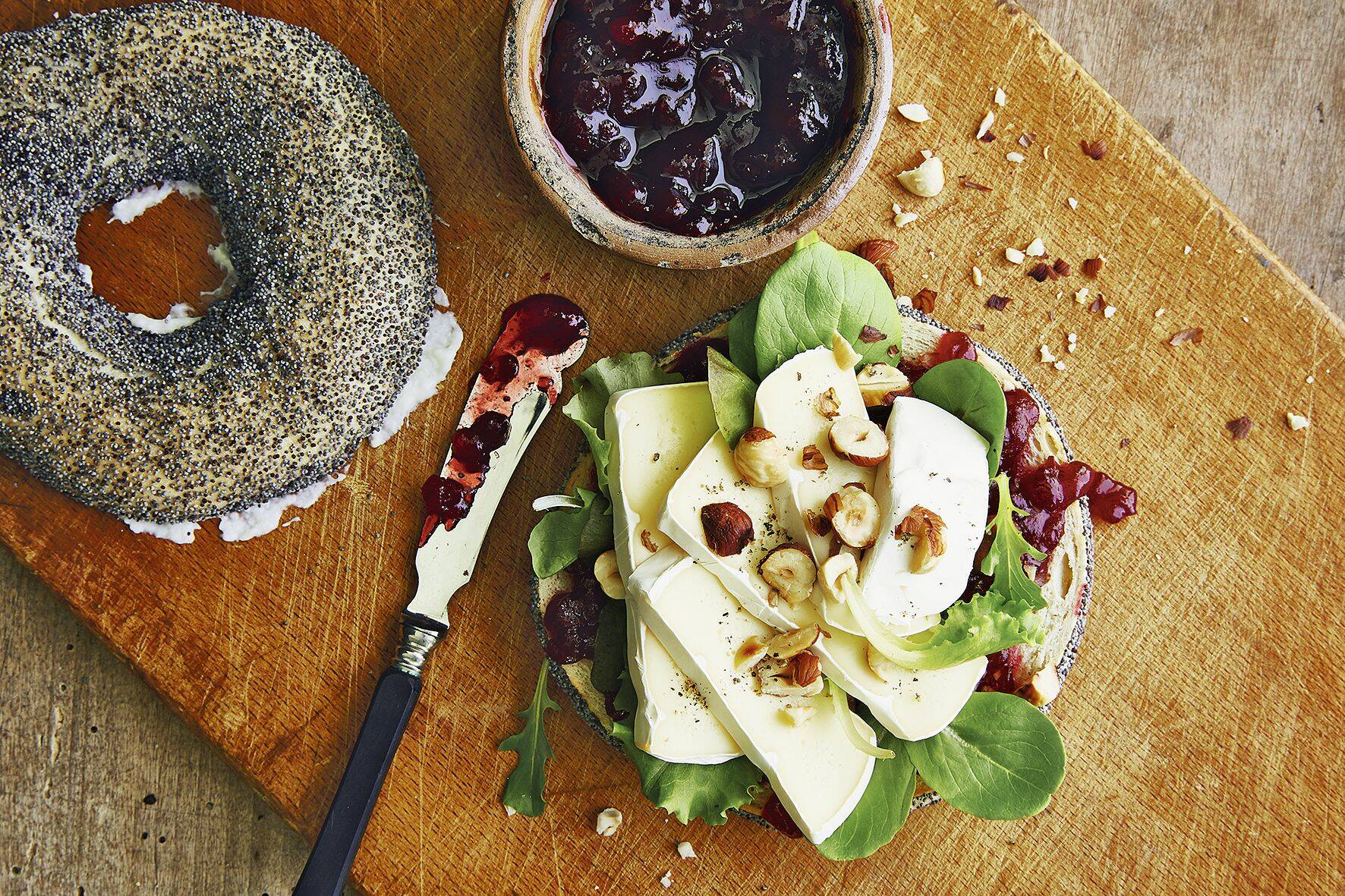 Camembert-Bagel mit Preiselbeeren Rezept | Küchengötter