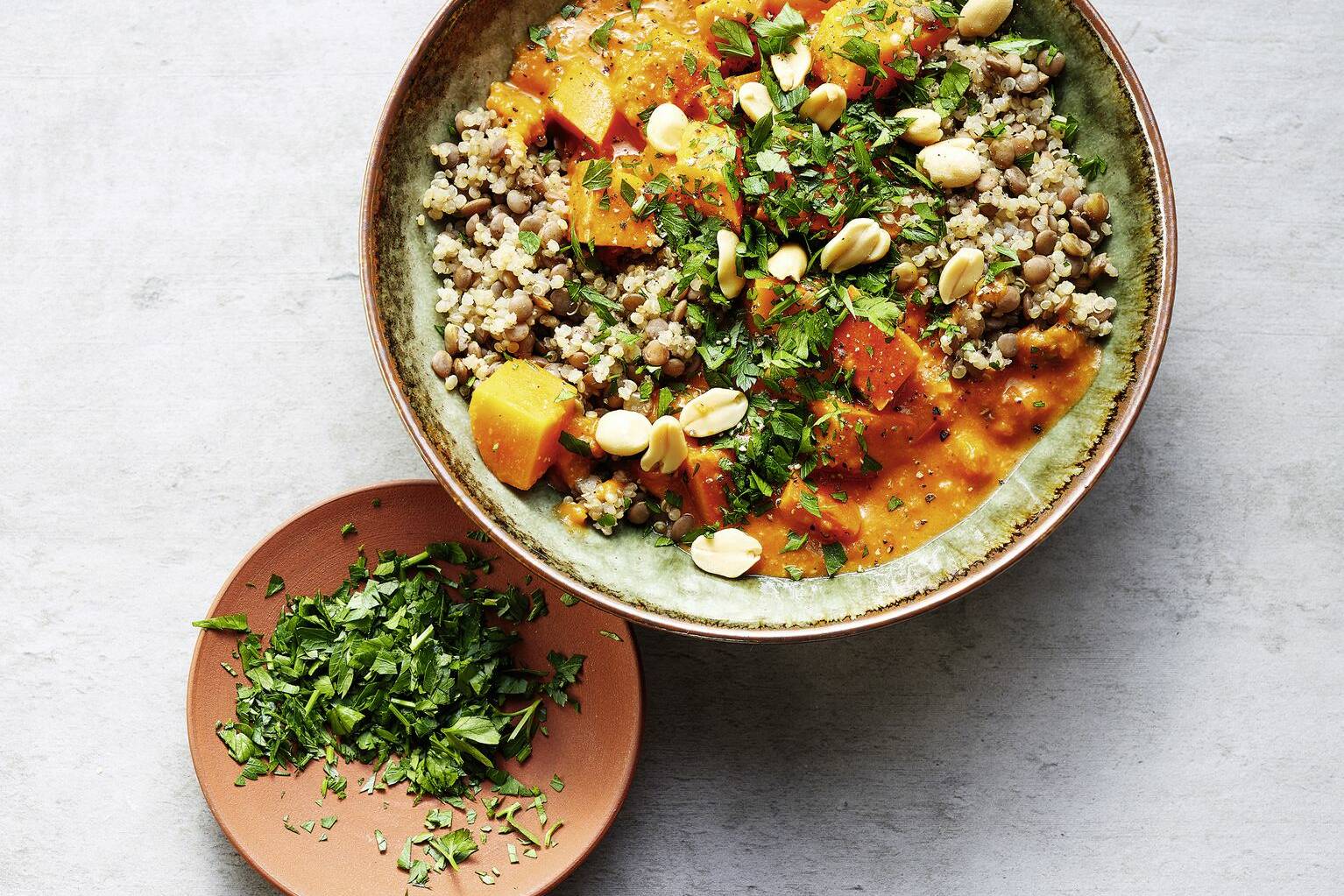 Kürbis-Tomaten-Curry mit Linsen-Quinoa-Mix und Erdnüssen Rezept ...