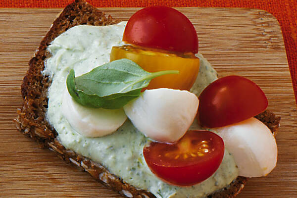 Tomatenbrot mit Basilikumcreme Rezept | Küchengötter