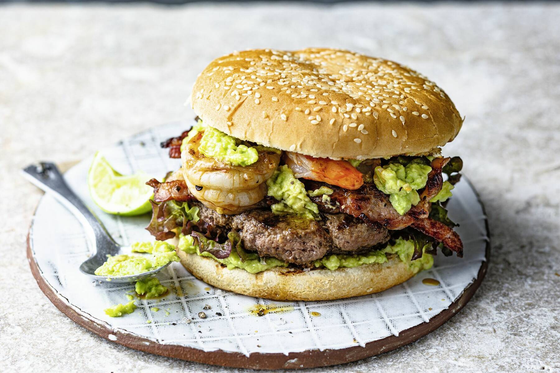 Surf-&amp;-Turf-Burger mit Guacamole Rezept | Küchengötter