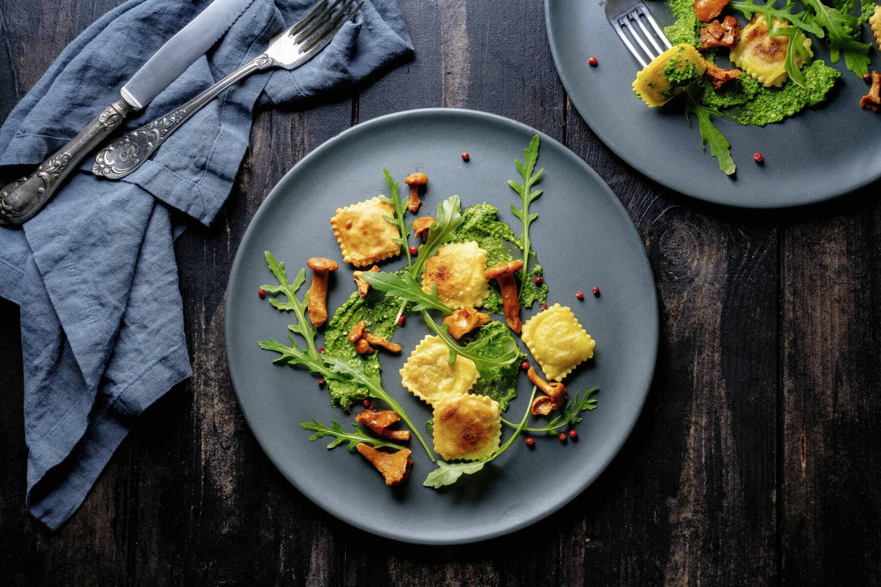 Pastinaken-Ravioli mit Rucolapesto und Pfifferlingen Rezept | Küchengötter