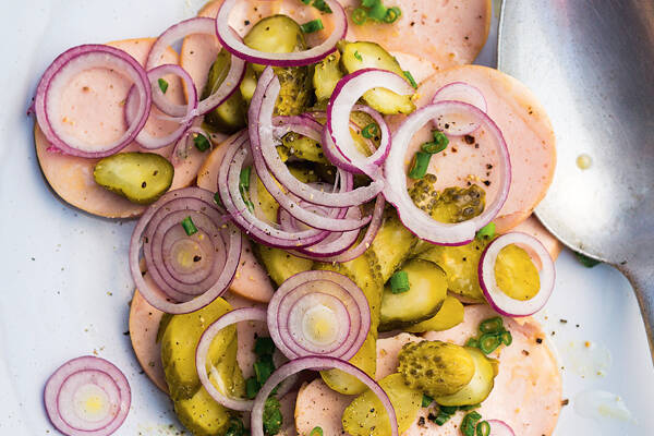 Wurstsalat mit Gewürzgurken Rezept | Küchengötter