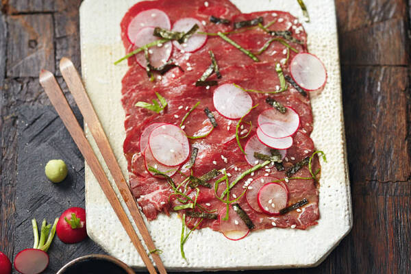 Rindercarpaccio mit Noristreifen und Sesam Rezept | Küchengötter