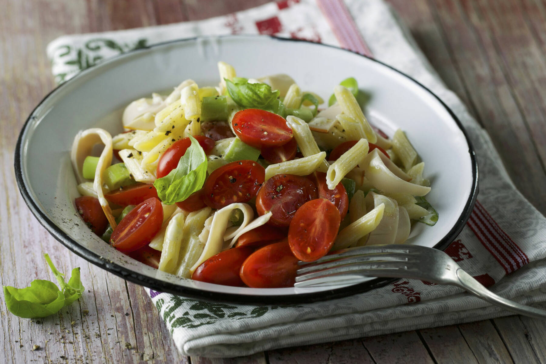 Nudelsalat mit Tomaten Rezept | Küchengötter