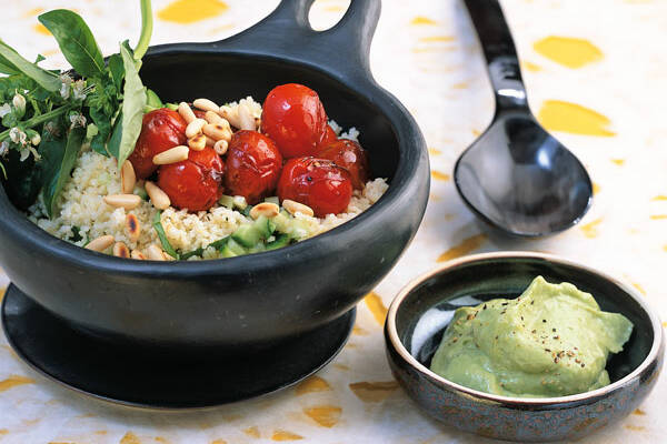 Basilikum-Couscous-Salat mit Schmortomaten und Pinienkernen Rezept ...