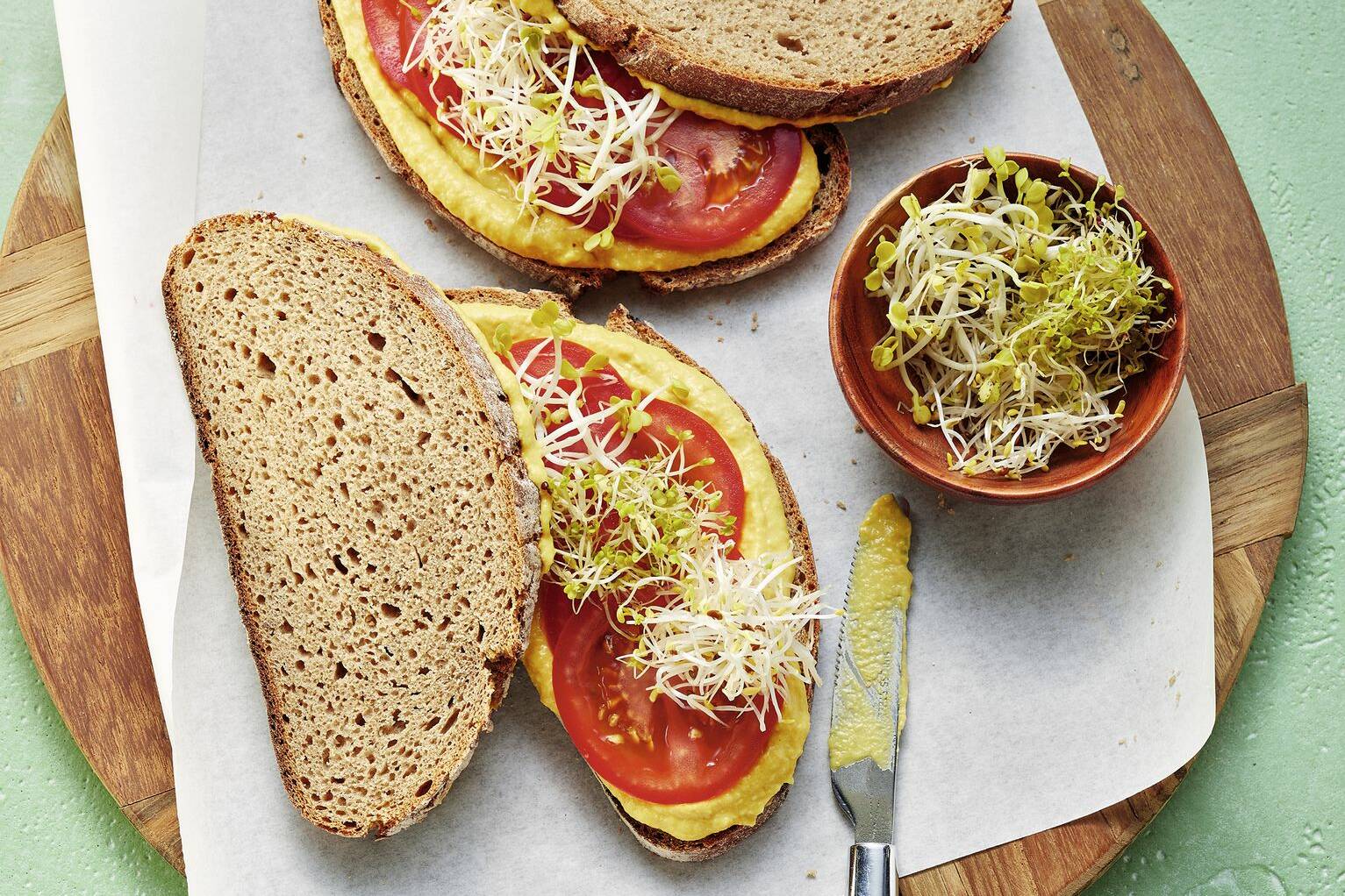 Tomaten-Sandwich mit selbst gemachtem Hummus Rezept | Küchengötter