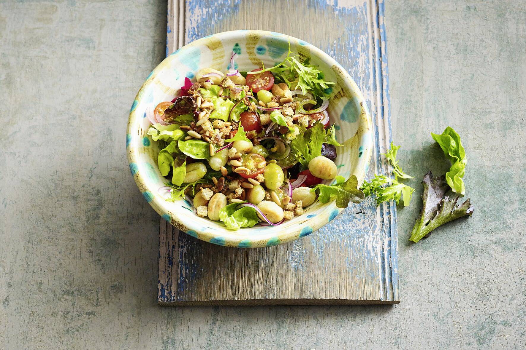 Gnocchi-Salat mit Pinienkernen Rezept | Küchengötter