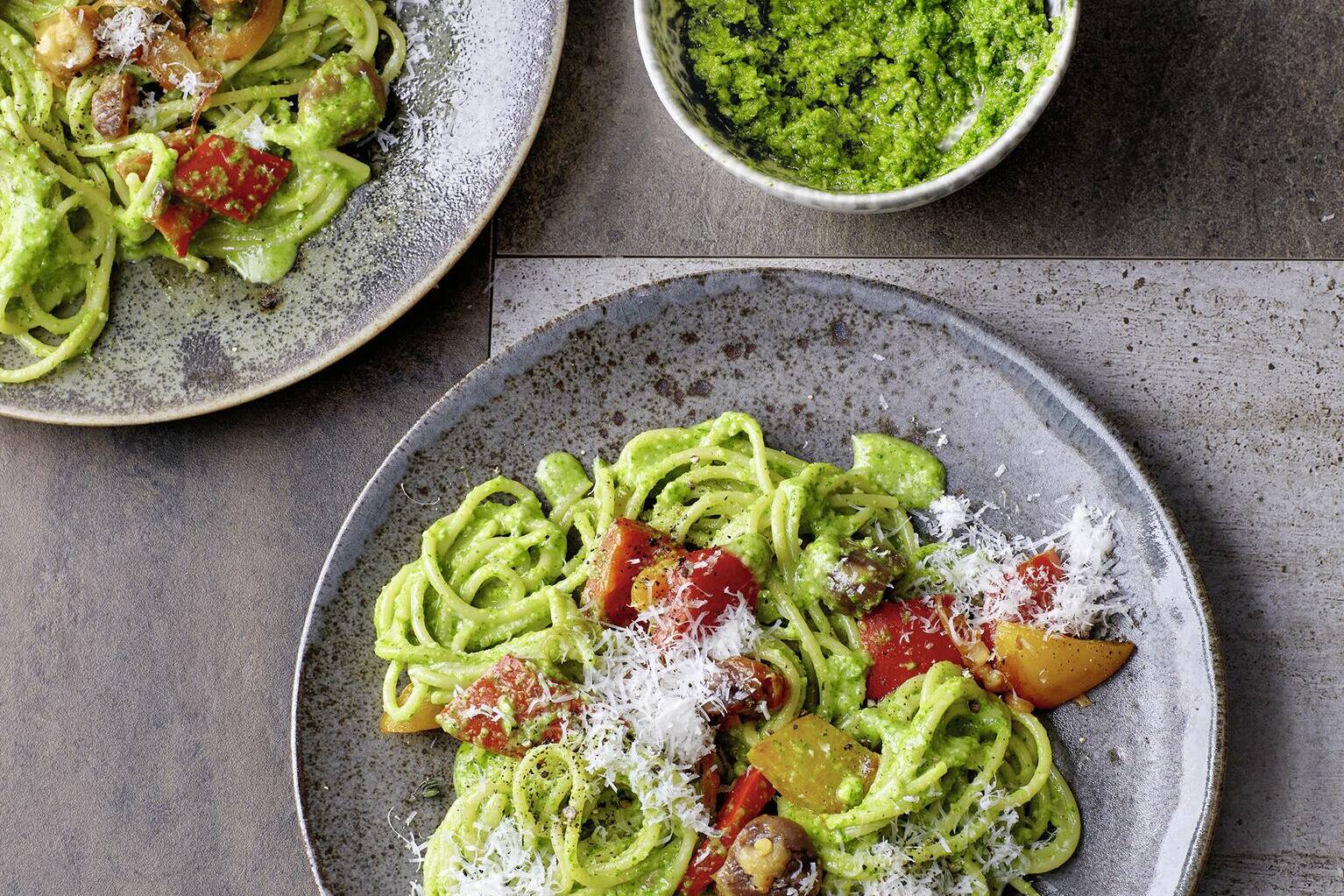 Paprika-Spaghetti mit Grünkohl-Pesto Rezept | Küchengötter