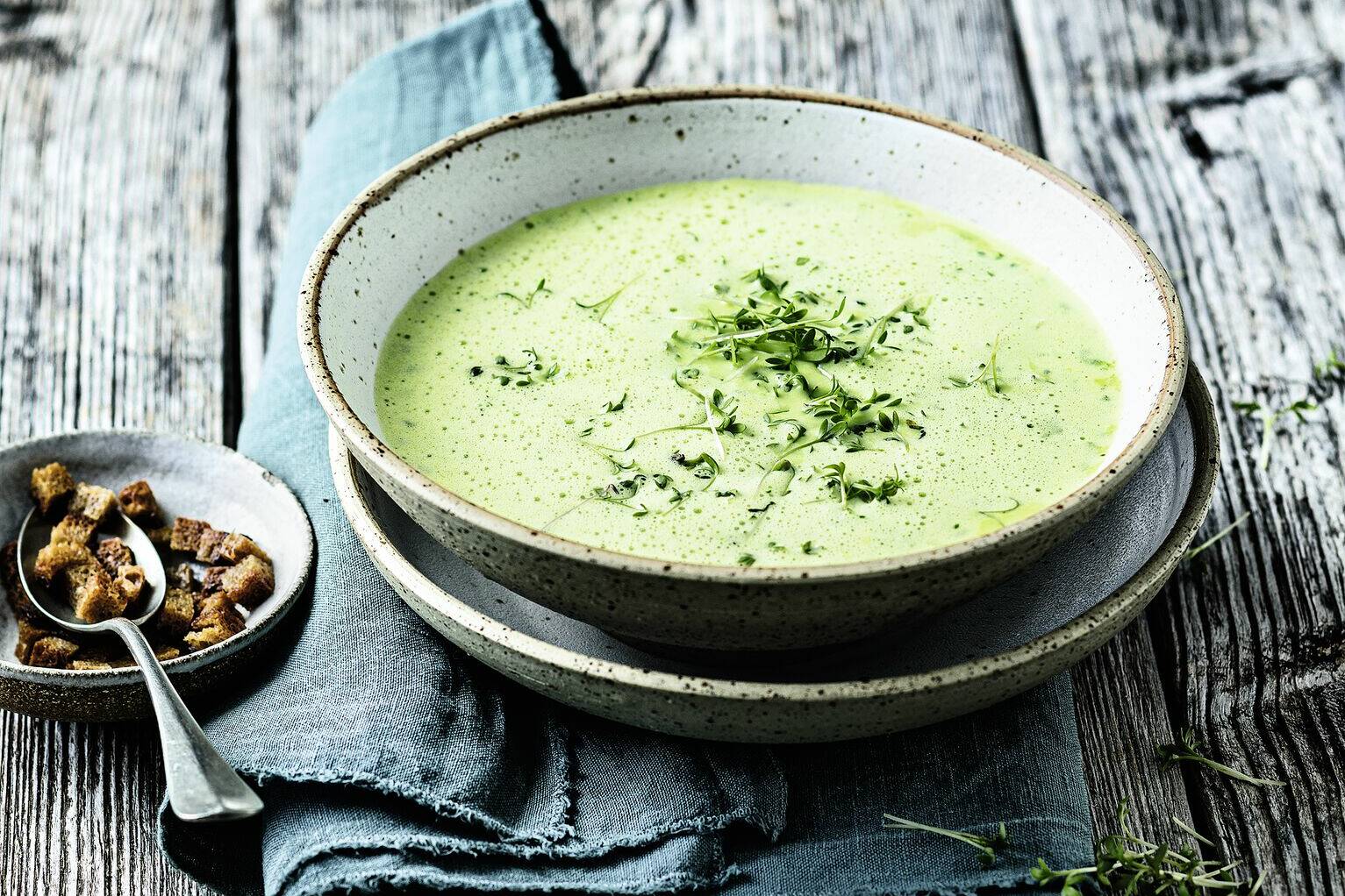 Grüne Suppe mit Sauerteig-Croûtons Rezept | Küchengötter