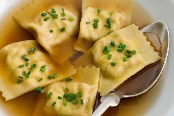 Waldpilzsuppe mit Walnuss-Ravioli Rezept | Küchengötter