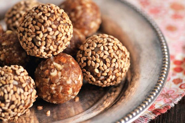 Sesamkugeln - orientalische Energyballs Rezept | Küchengötter