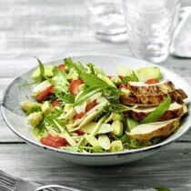 Frischer Frühlingssalat mit Spicy Chicken Frischer Frühlingssalat mit Spicy Chicken