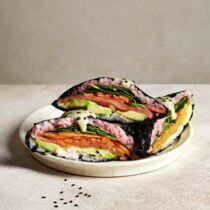 Lachs-Onigirazu japanische Sushi-Sandwiches Lachs-Onigirazu japanische Sushi-Sandwiches