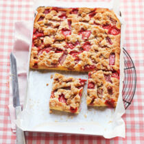 Erdbeer-Rhabarber-Streuselkuchen Erdbeer-Rhabarber-Streuselkuchen