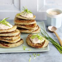 Kartoffel-Blini mit Räucherlachscreme Kartoffel-Blini mit Räucherlachscreme
