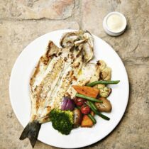 Ganzer gebratener Fisch mit Koriandermayonnaise Ganzer gebratener Fisch mit Koriandermayonnaise