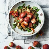 Amarant-Kokos-Porridge mit Erdbeeren Amarant-Kokos-Porridge mit Erdbeeren