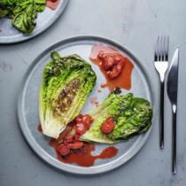 Gebratene Salatherzen auf pfeffrigem Erdbeer-Chutney Gebratene Salatherzen auf pfeffrigem Erdbeer-Chutney