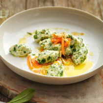 Grünkohl-Malfatti mit Kürbisbutter Grünkohl-Malfatti mit Kürbisbutter