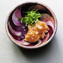 Gepickelte bunte Bete mit Apfel, Meerrettich und Räuchersaibling Gepickelte bunte Bete mit Apfel, Meerrettich und Räuchersaibling